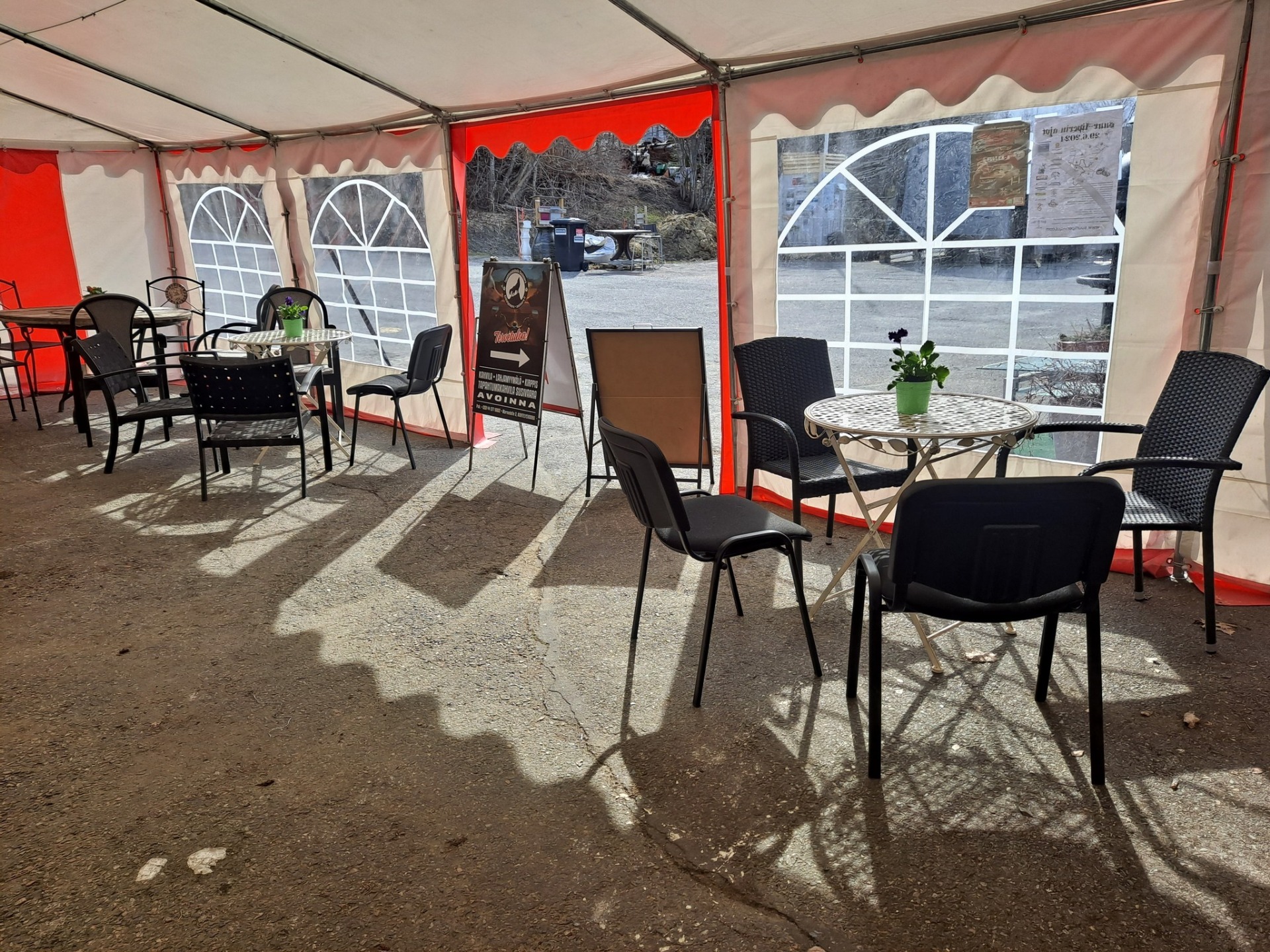 Susivaaran katettua terassia aivan alkukeväästä.