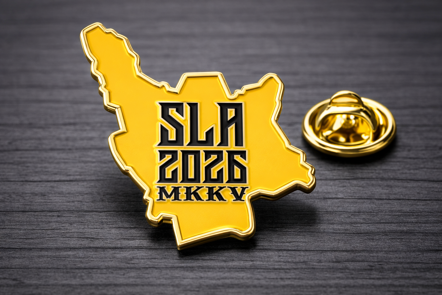 Kuvassa vuoden 2026 SLA-pinssi joka sisältyy osallistumismaksuun.